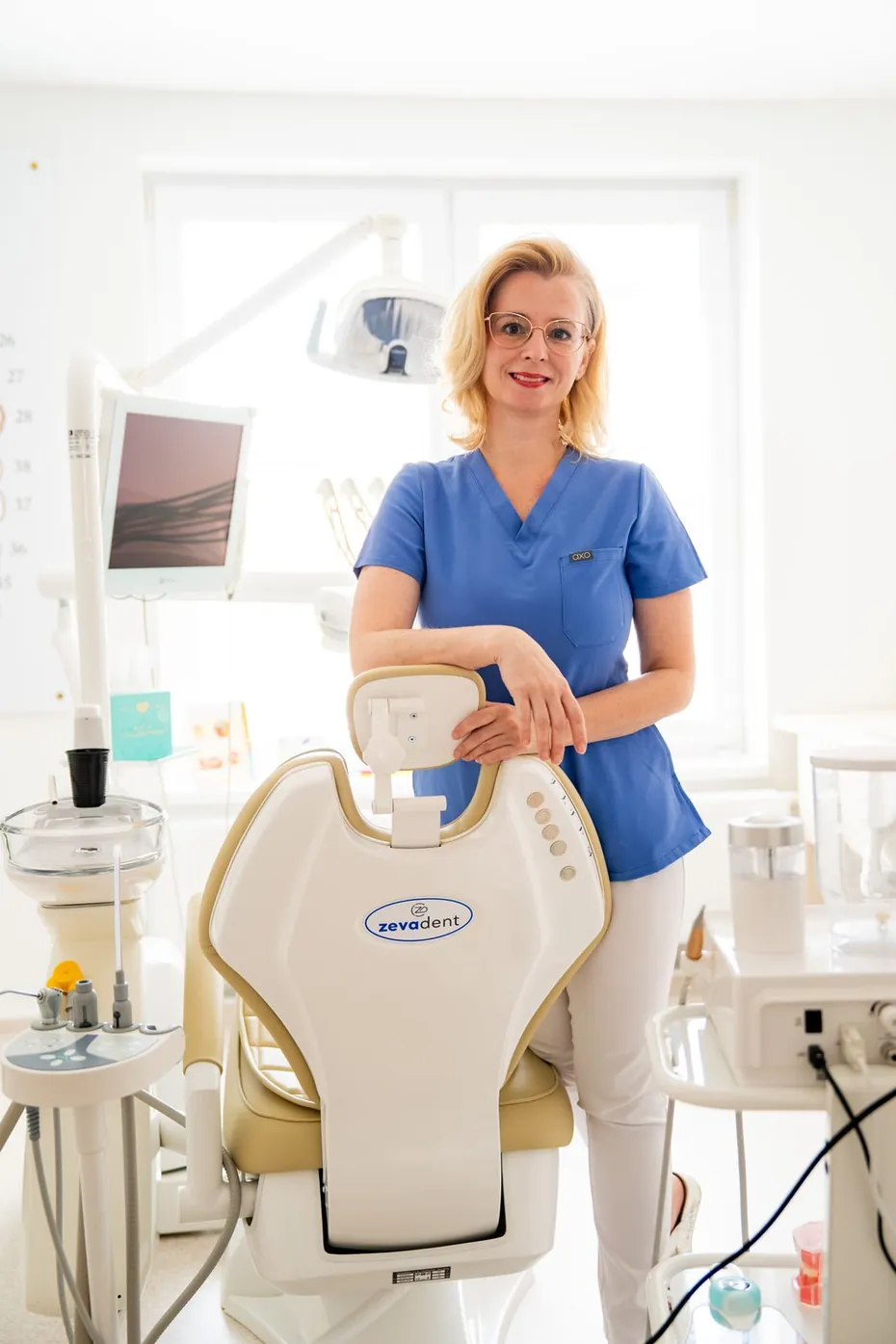 Členka tímu pri zubárskom kresle