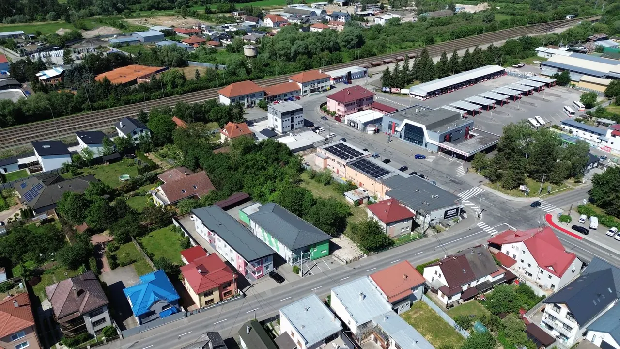 Letecký pohľad na okolie ambulancie vo Vranove nad Topľou