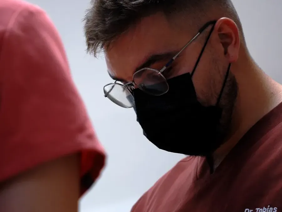 MDDr. Tóbiás Topoli pri ošetrení